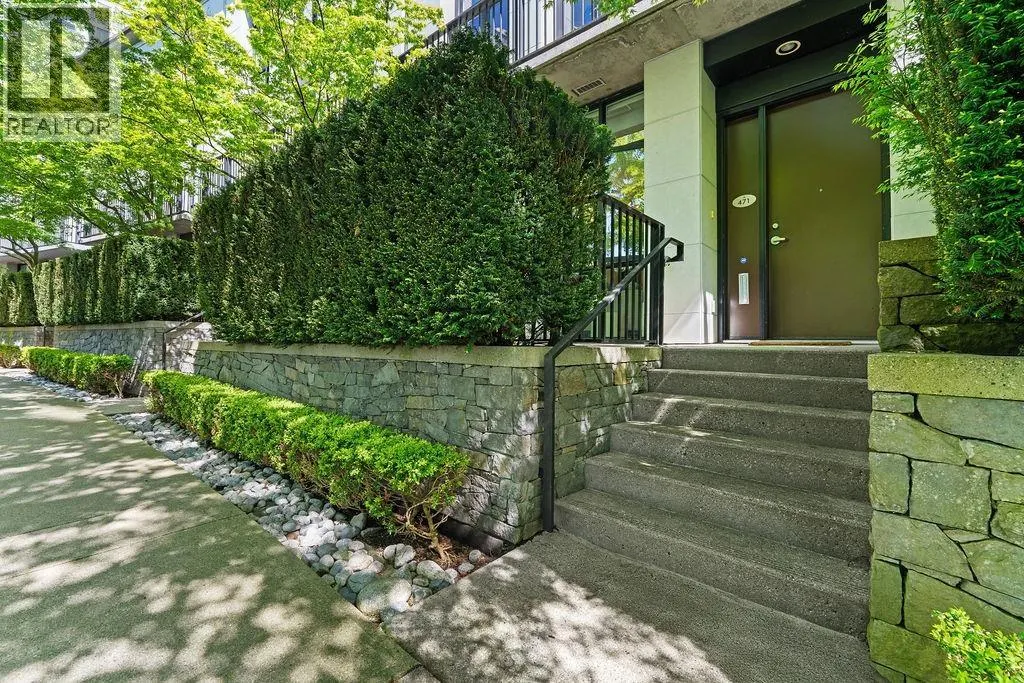 471 BEACH CRESCENT