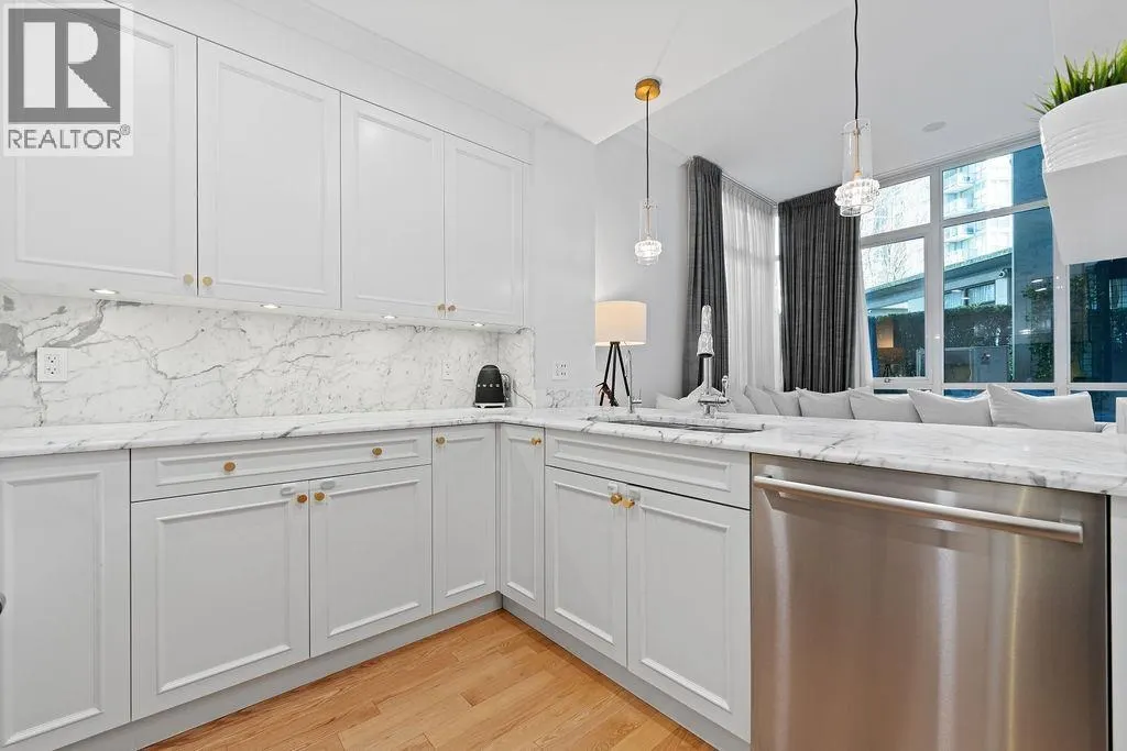 471 BEACH CRESCENT