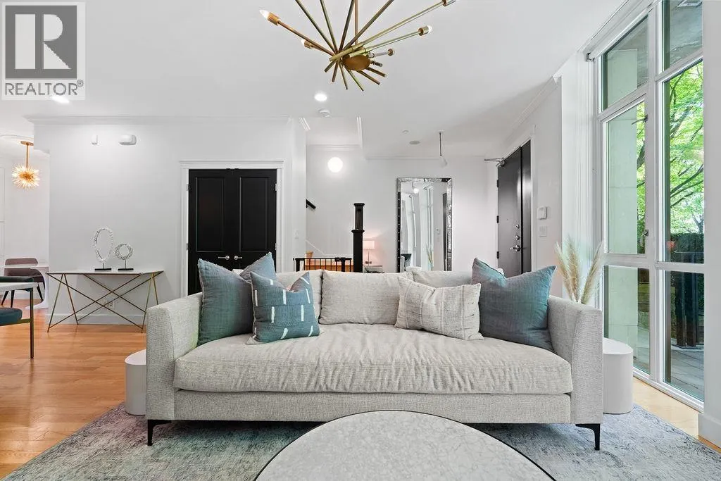 471 BEACH CRESCENT
