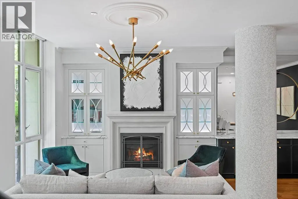 471 BEACH CRESCENT