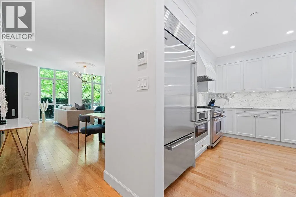 471 BEACH CRESCENT