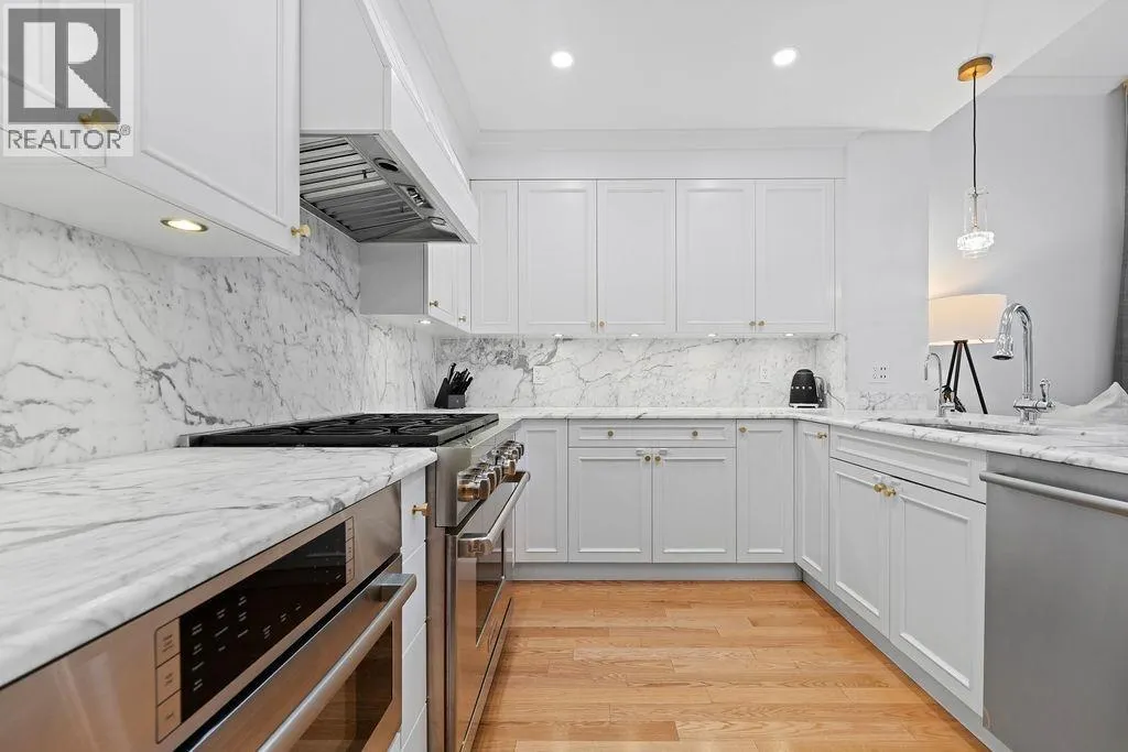 471 BEACH CRESCENT