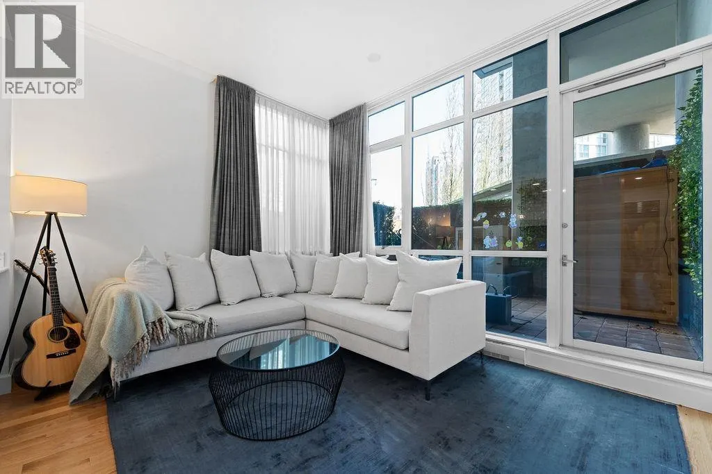 471 BEACH CRESCENT