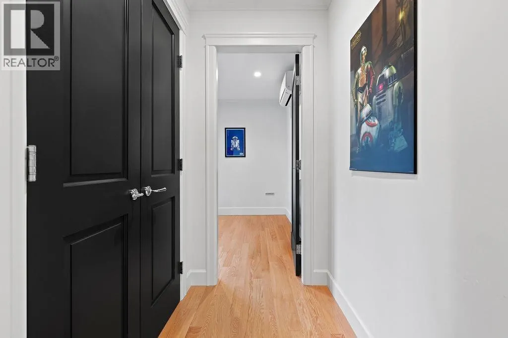 471 BEACH CRESCENT