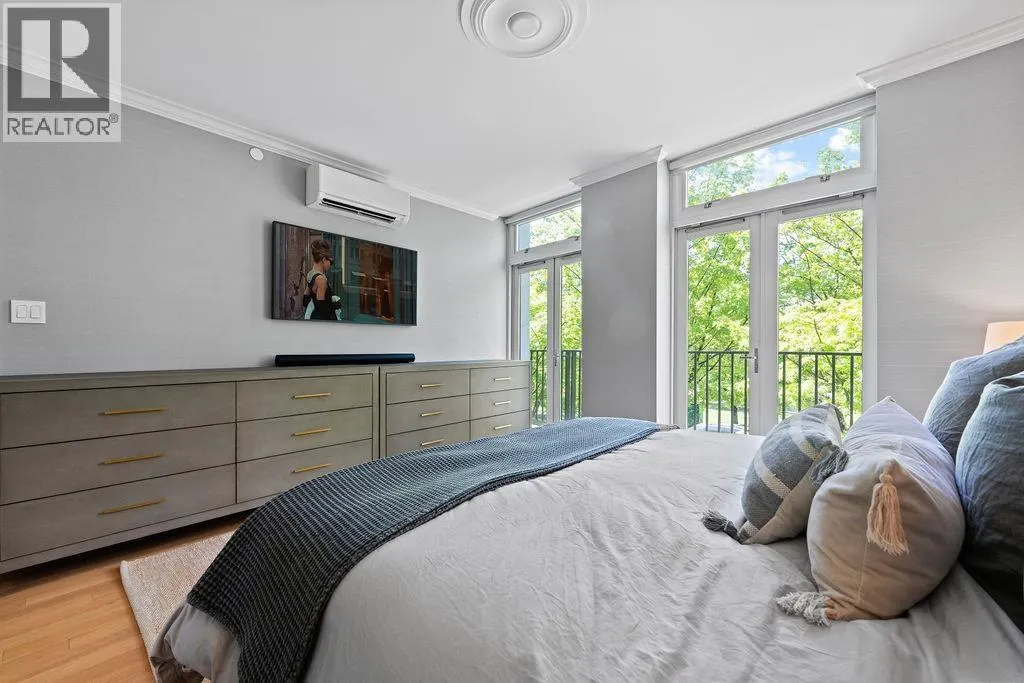 471 BEACH CRESCENT