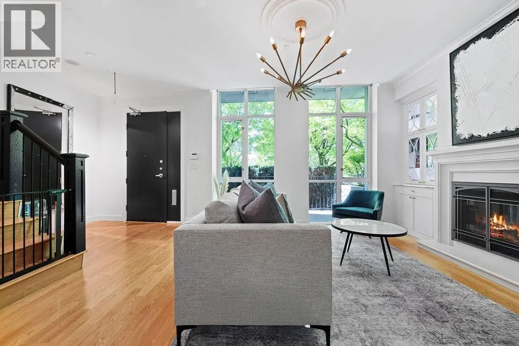 471 BEACH CRESCENT