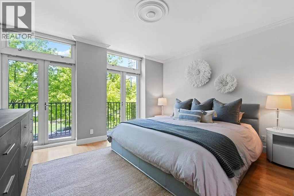471 BEACH CRESCENT