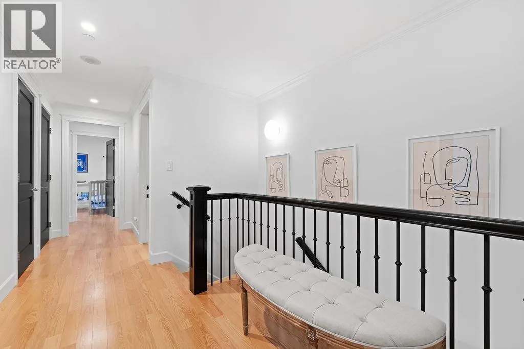 471 BEACH CRESCENT