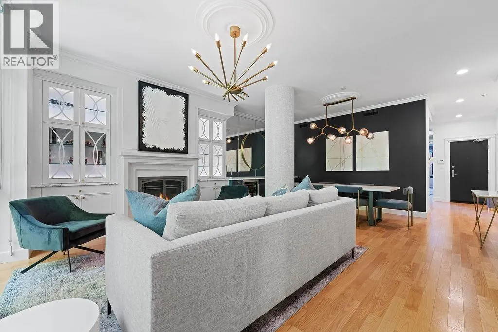 471 BEACH CRESCENT