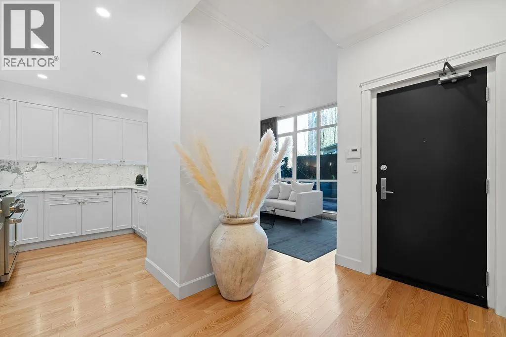 471 BEACH CRESCENT