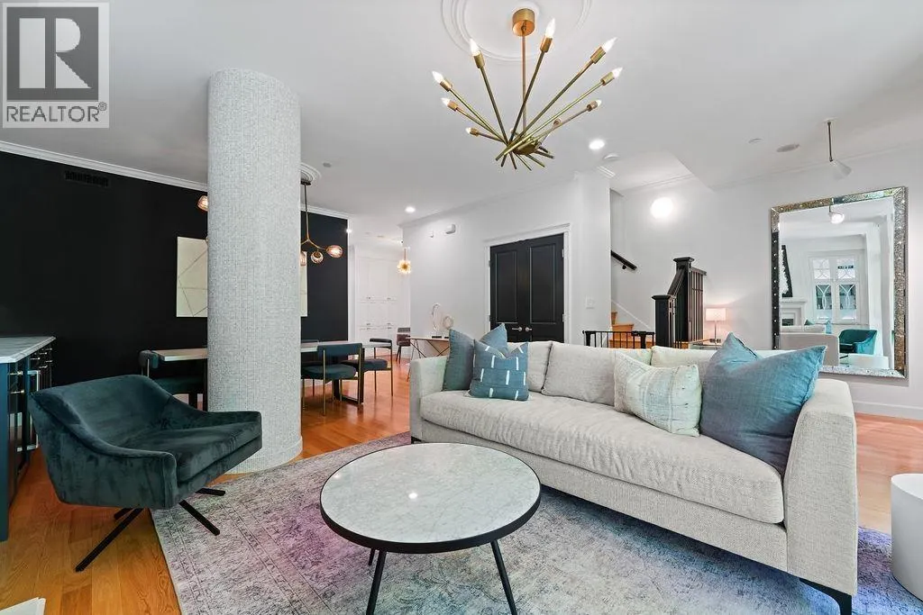 471 BEACH CRESCENT