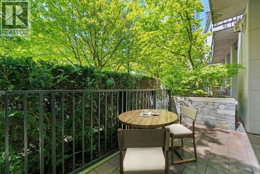 471 BEACH CRESCENT