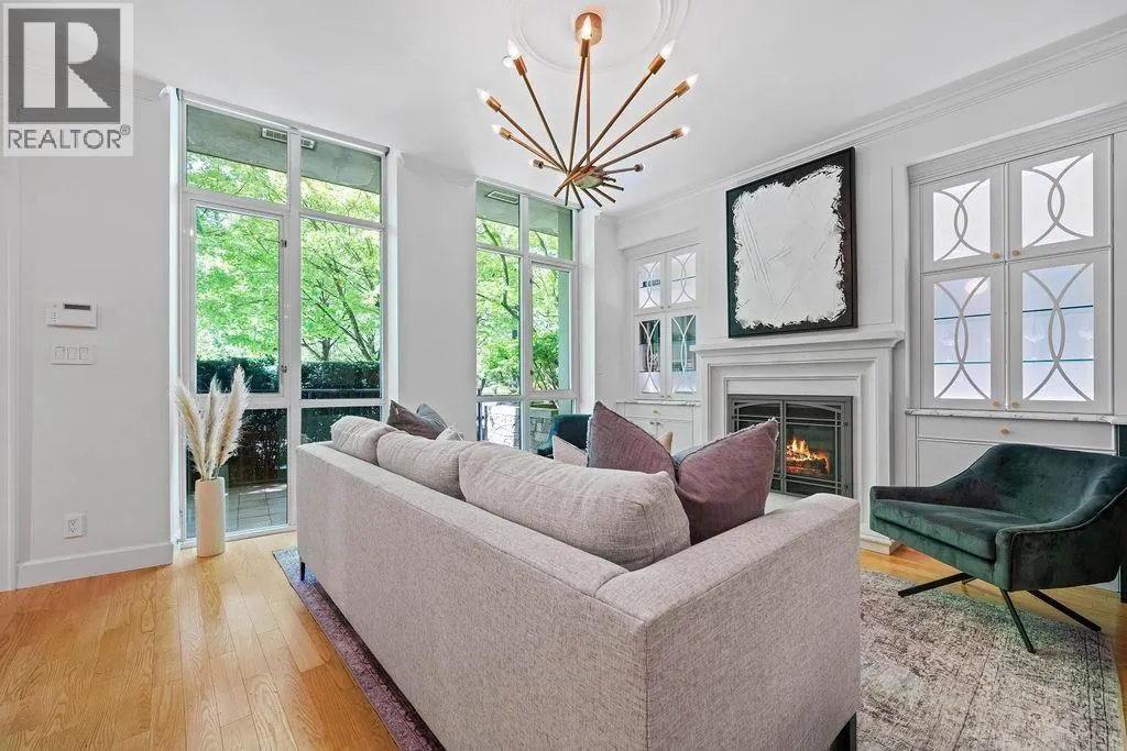 471 BEACH CRESCENT