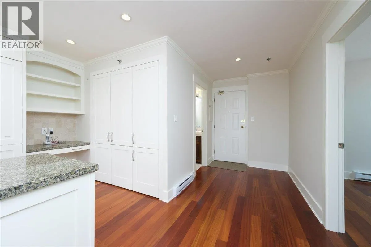 302 2455 BELLEVUE AVENUE