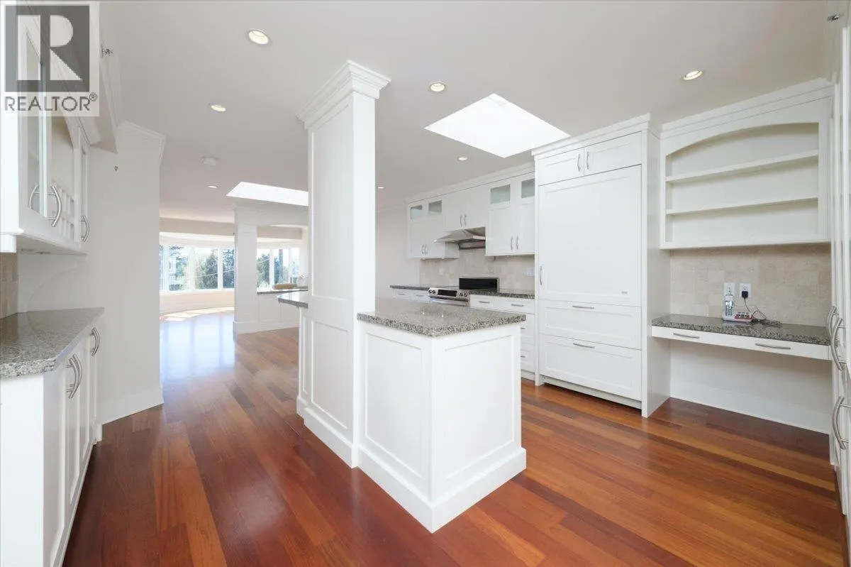 302 2455 BELLEVUE AVENUE