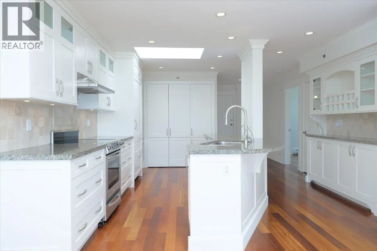 302 2455 BELLEVUE AVENUE