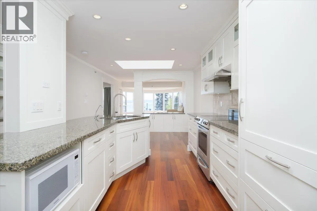 302 2455 BELLEVUE AVENUE