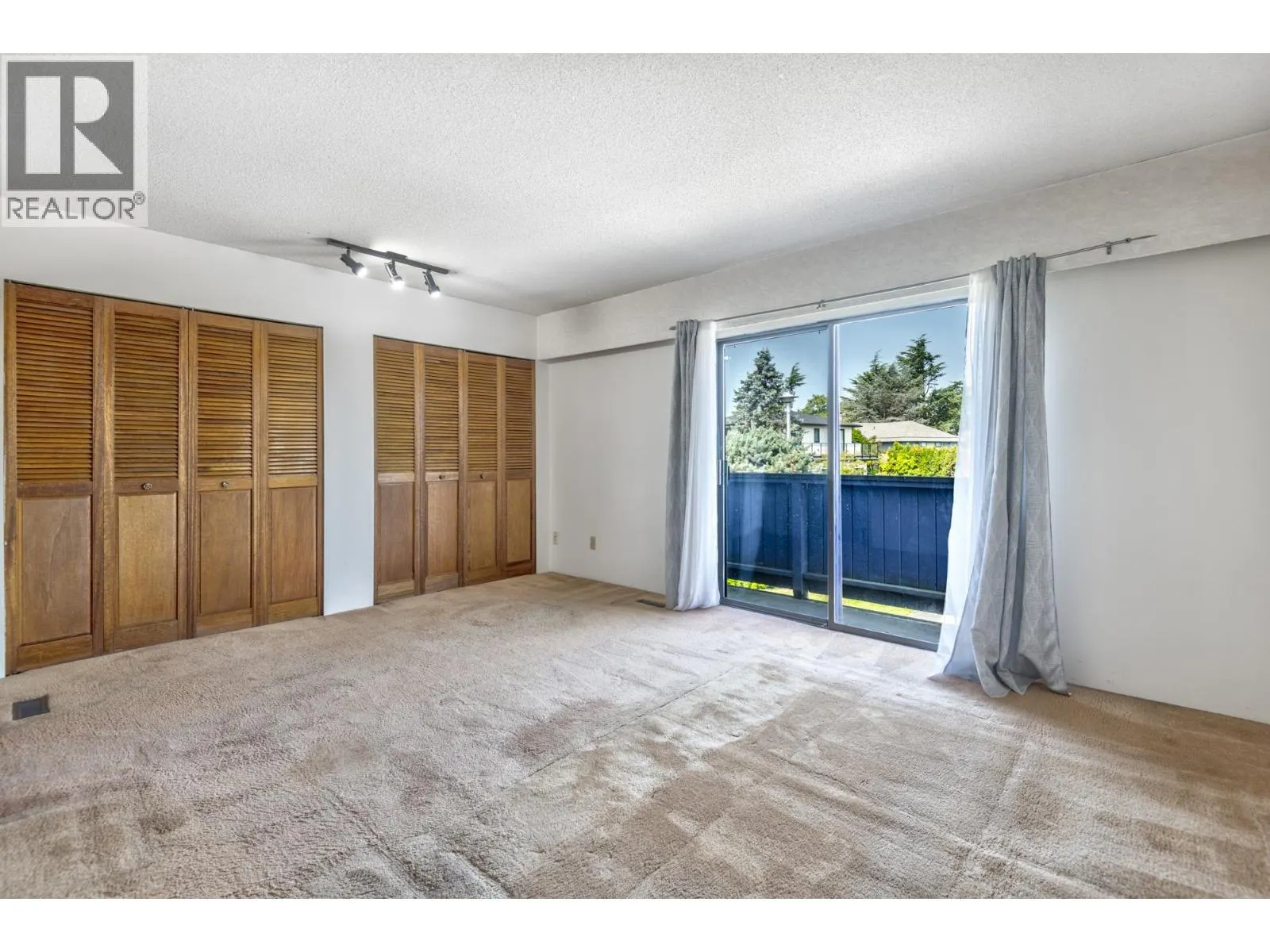 5202 HOLLYWOOD DRIVE
