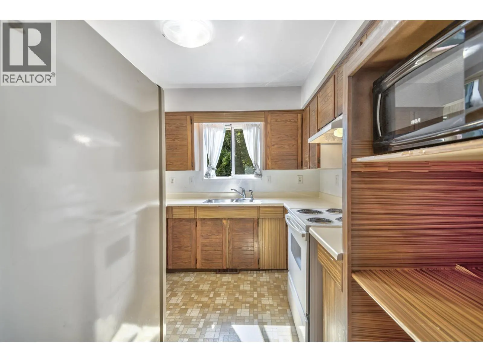 5202 HOLLYWOOD DRIVE
