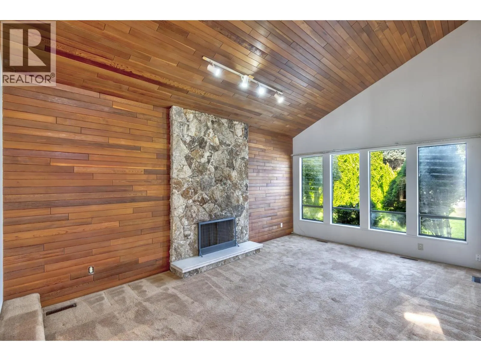 5202 HOLLYWOOD DRIVE