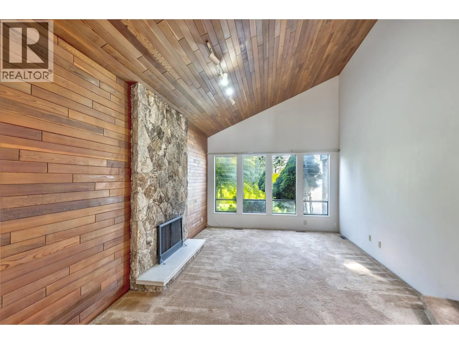 5202 HOLLYWOOD DRIVE