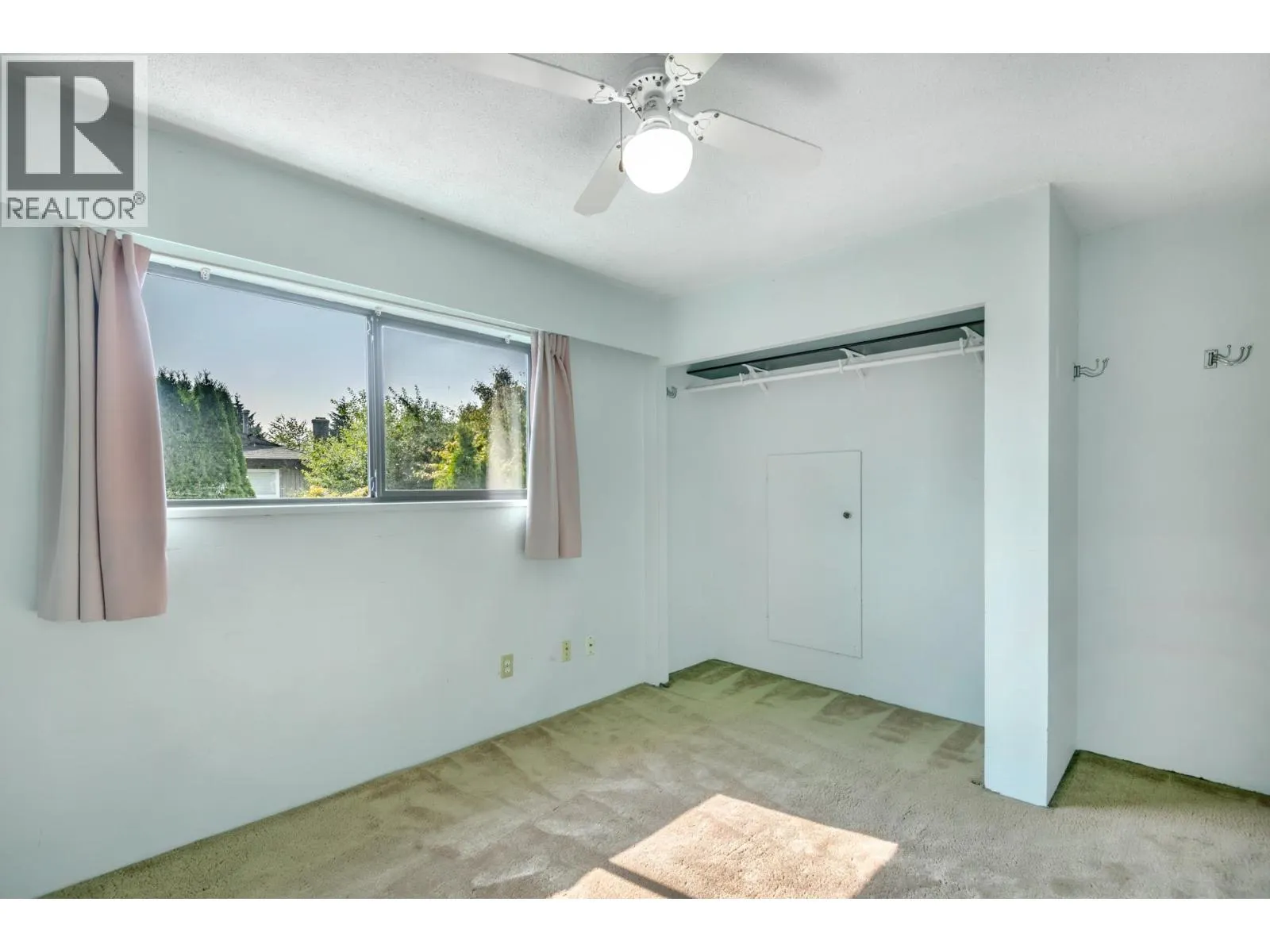 5202 HOLLYWOOD DRIVE