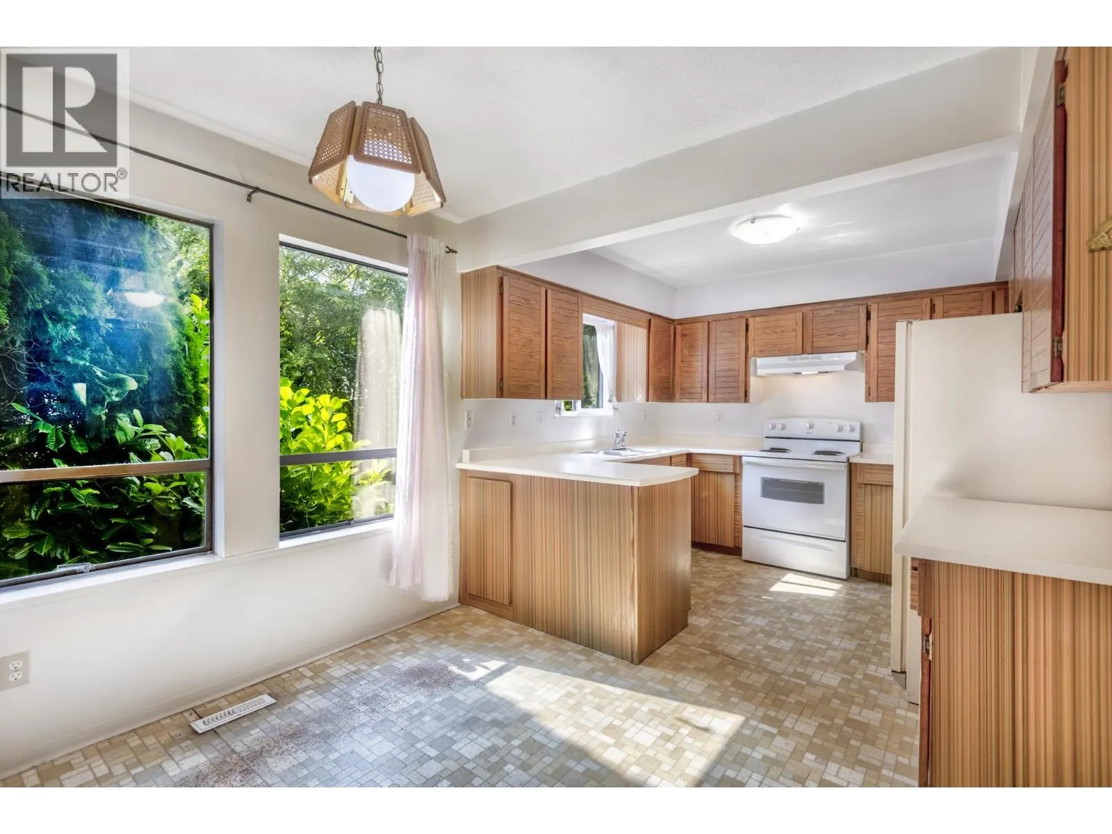 5202 HOLLYWOOD DRIVE