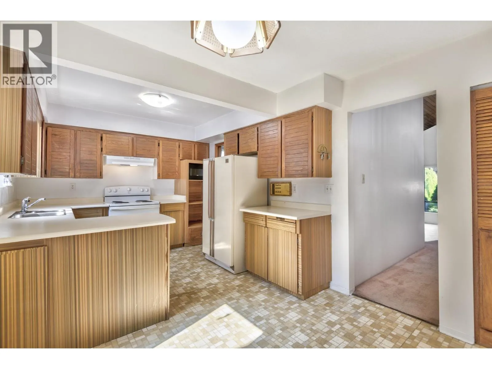 5202 HOLLYWOOD DRIVE