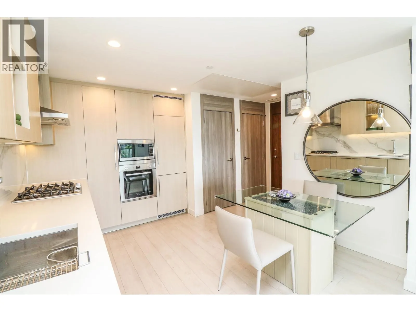 610 4890 LOUGHEED HIGHWAY