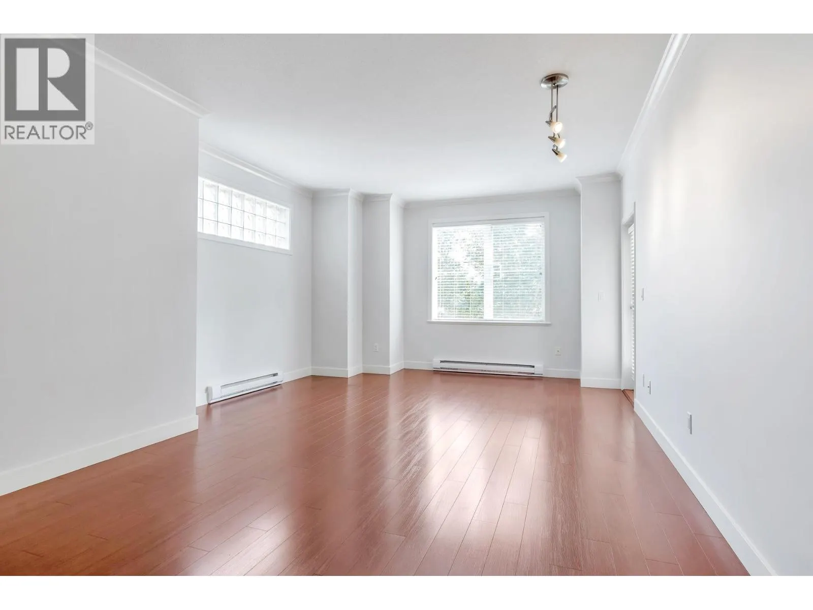 210 1375 VIEW CRESCENT
