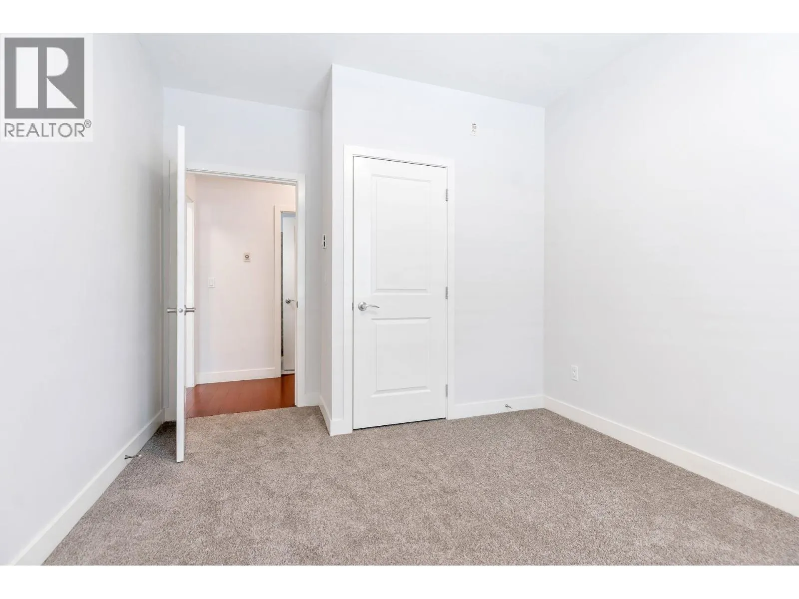 210 1375 VIEW CRESCENT