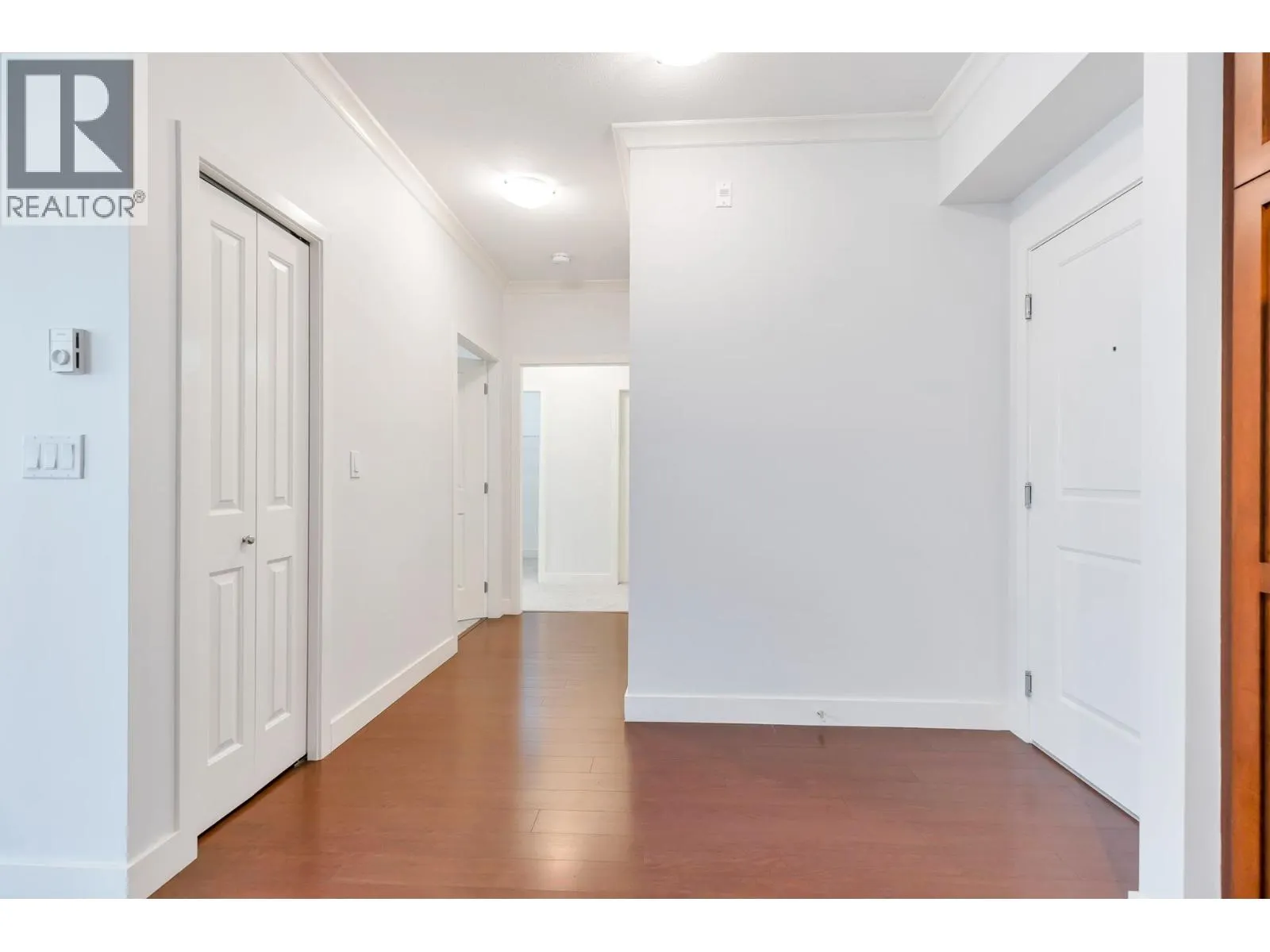 210 1375 VIEW CRESCENT
