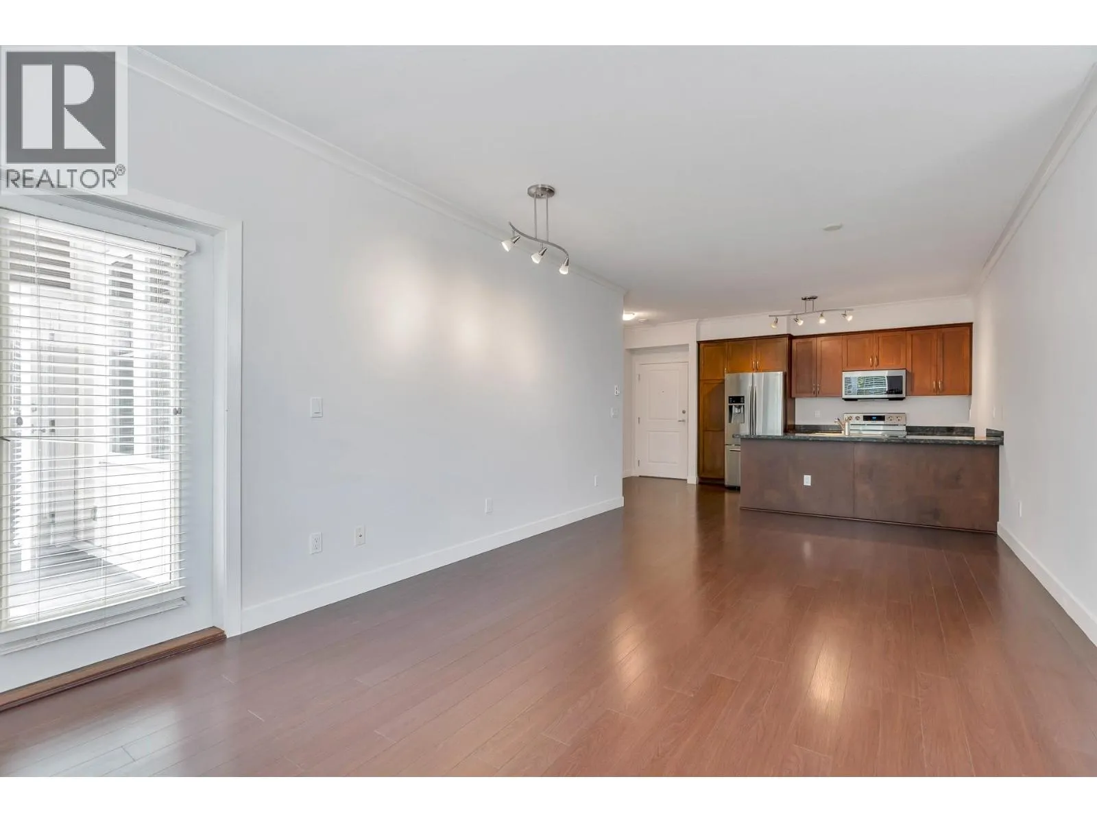 210 1375 VIEW CRESCENT