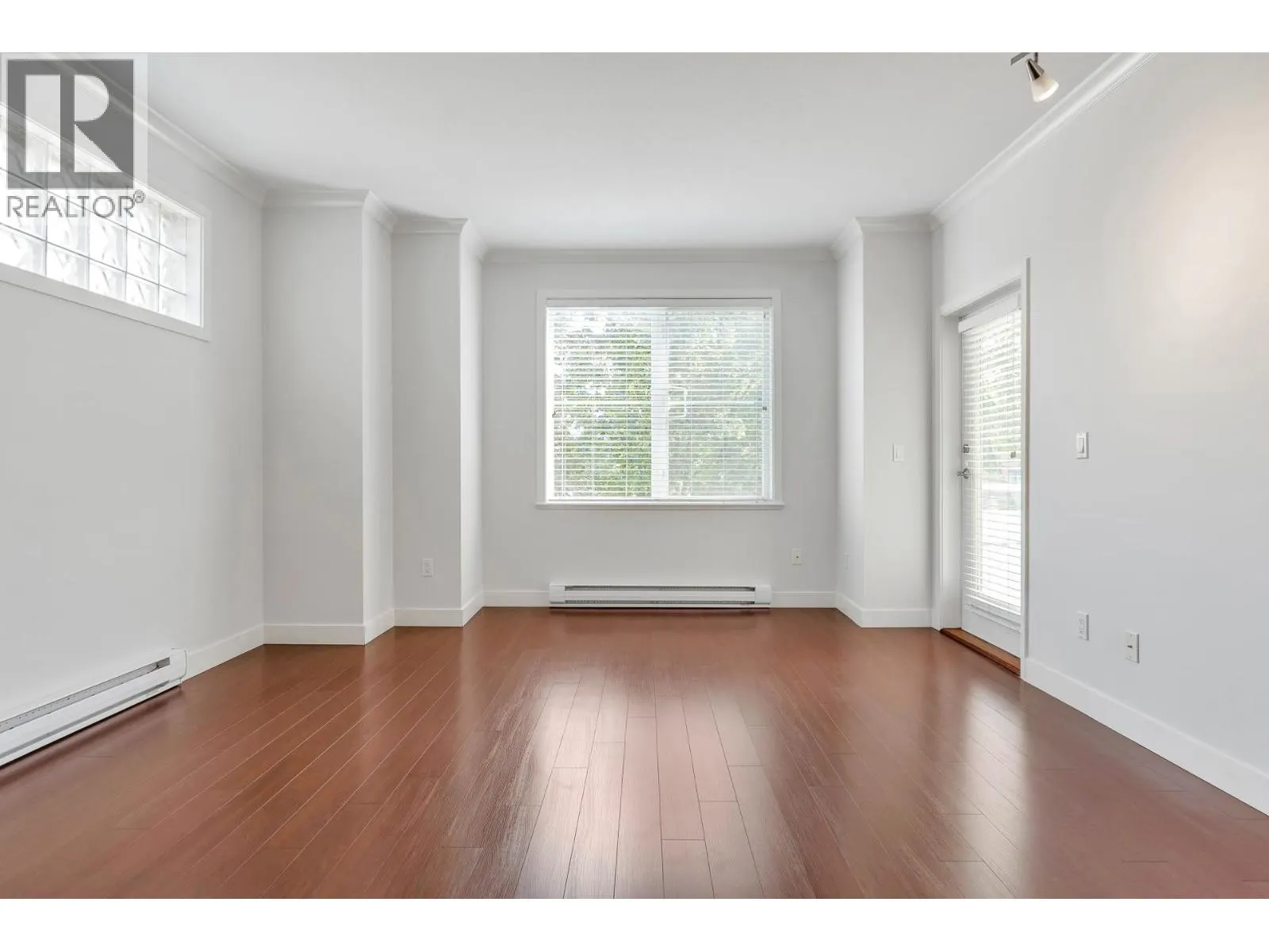 210 1375 VIEW CRESCENT