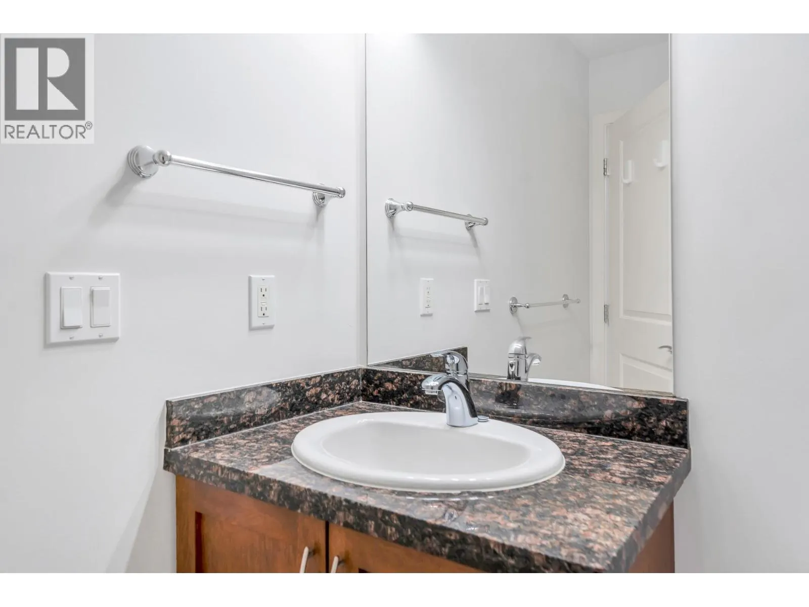 210 1375 VIEW CRESCENT