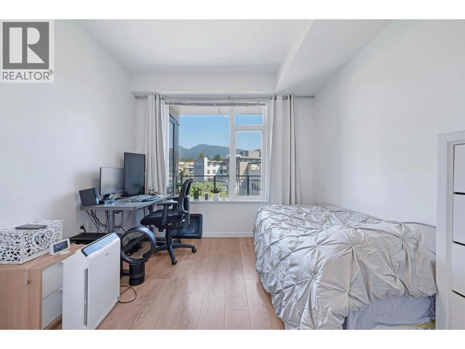 303 725 MARINE DRIVE
