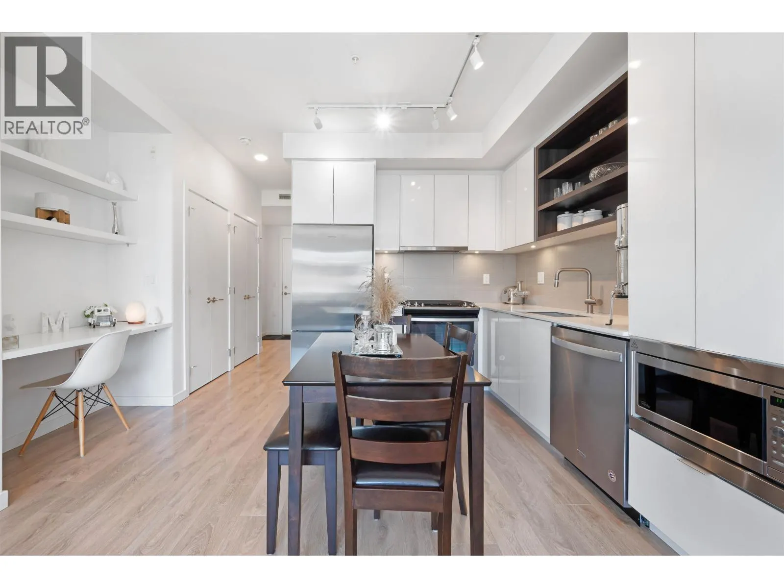 303 725 MARINE DRIVE