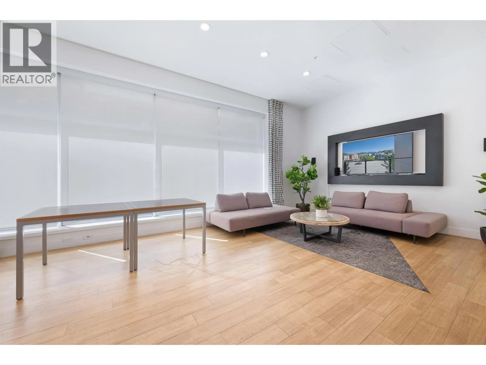303 725 MARINE DRIVE