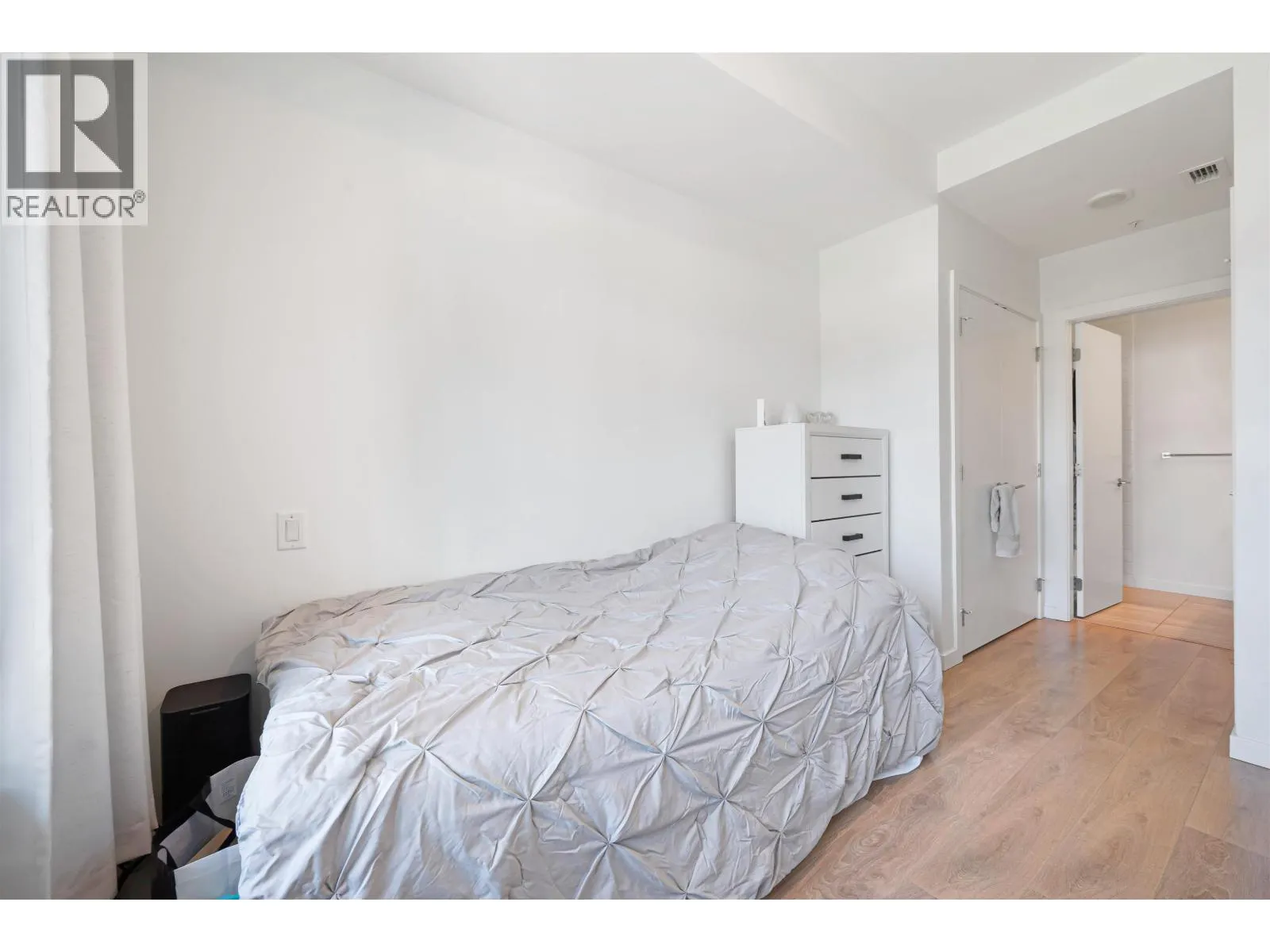 303 725 MARINE DRIVE