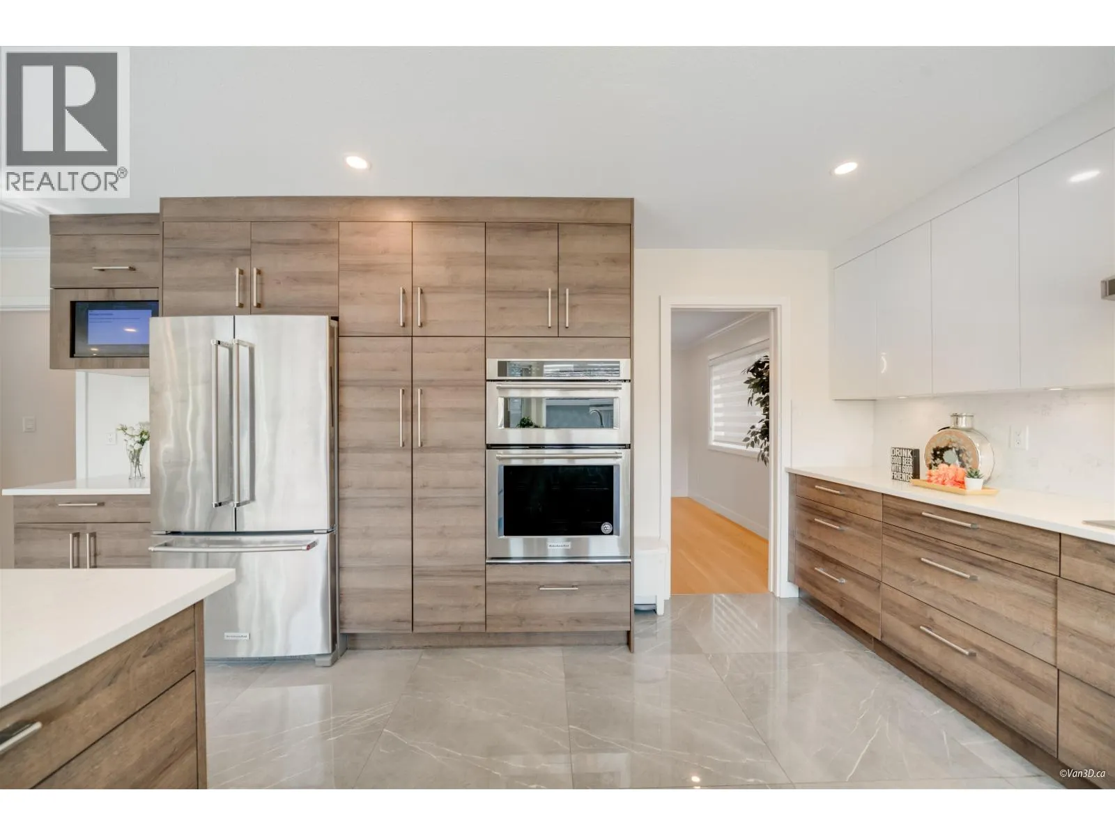 9420 LAKA DRIVE