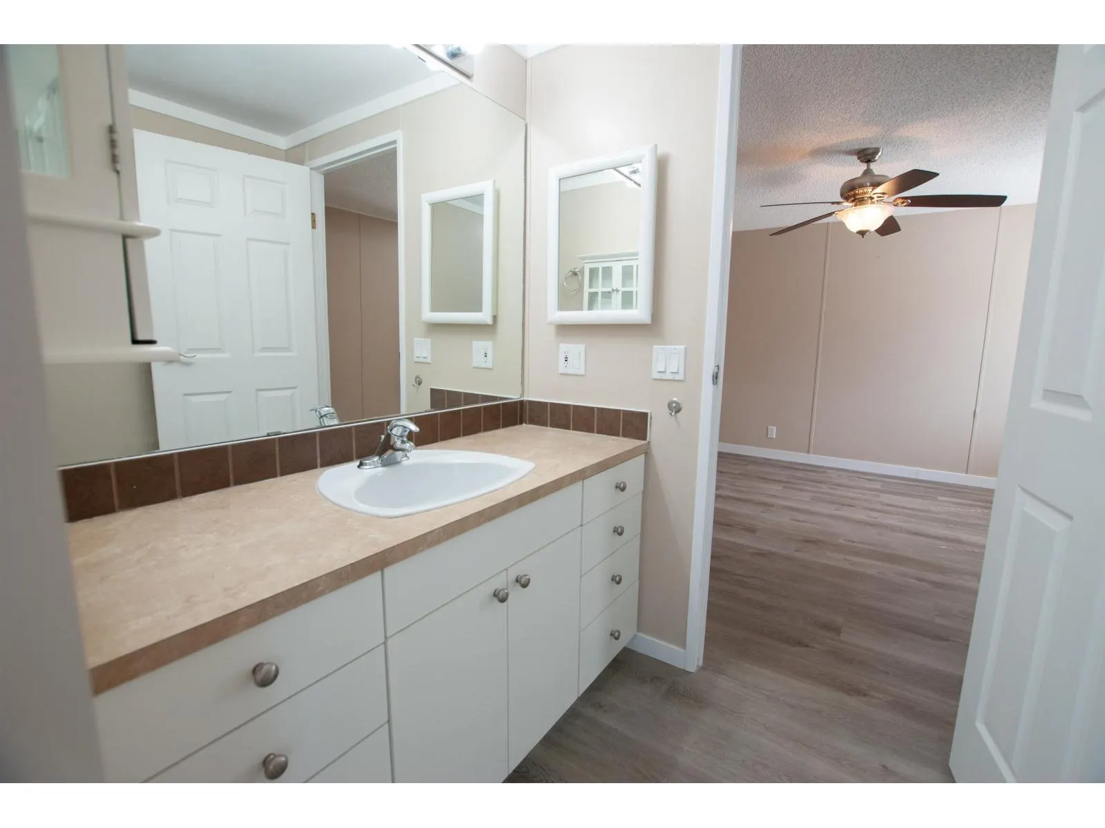 91 41168 LOUGHEED HIGHWAY