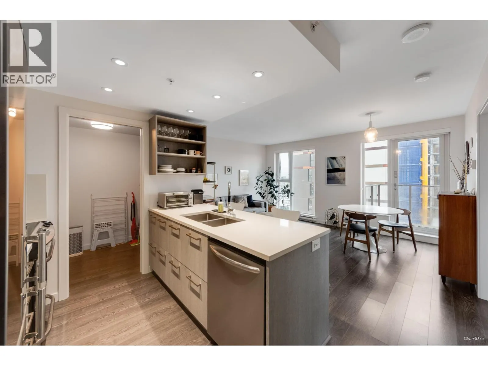 804 983 E HASTINGS STREET