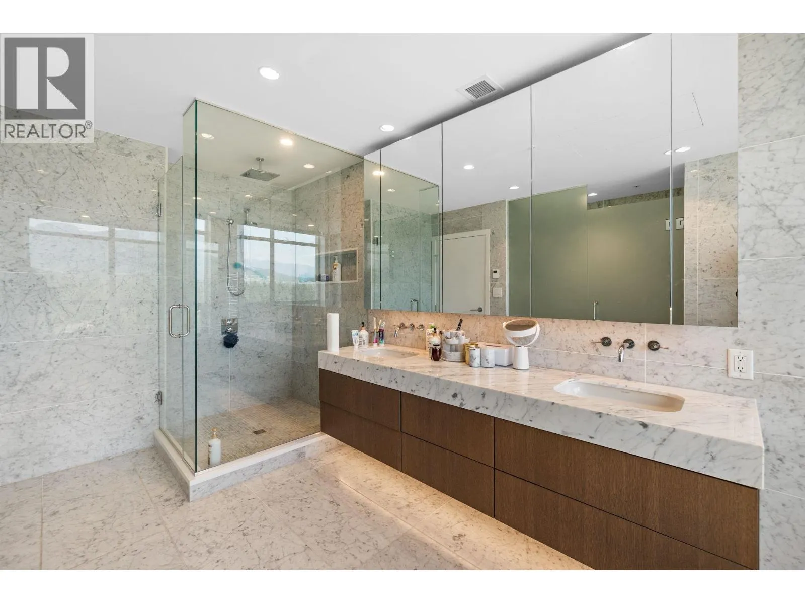 2201 1632 LIONS GATE LANE