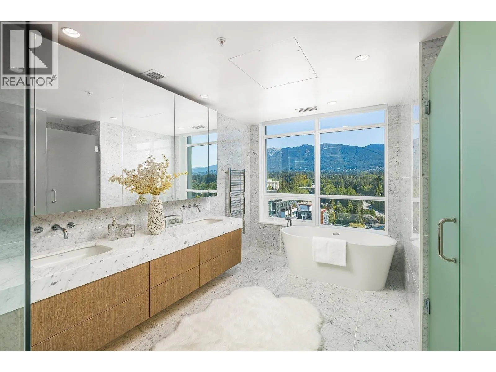 2201 1632 LIONS GATE LANE