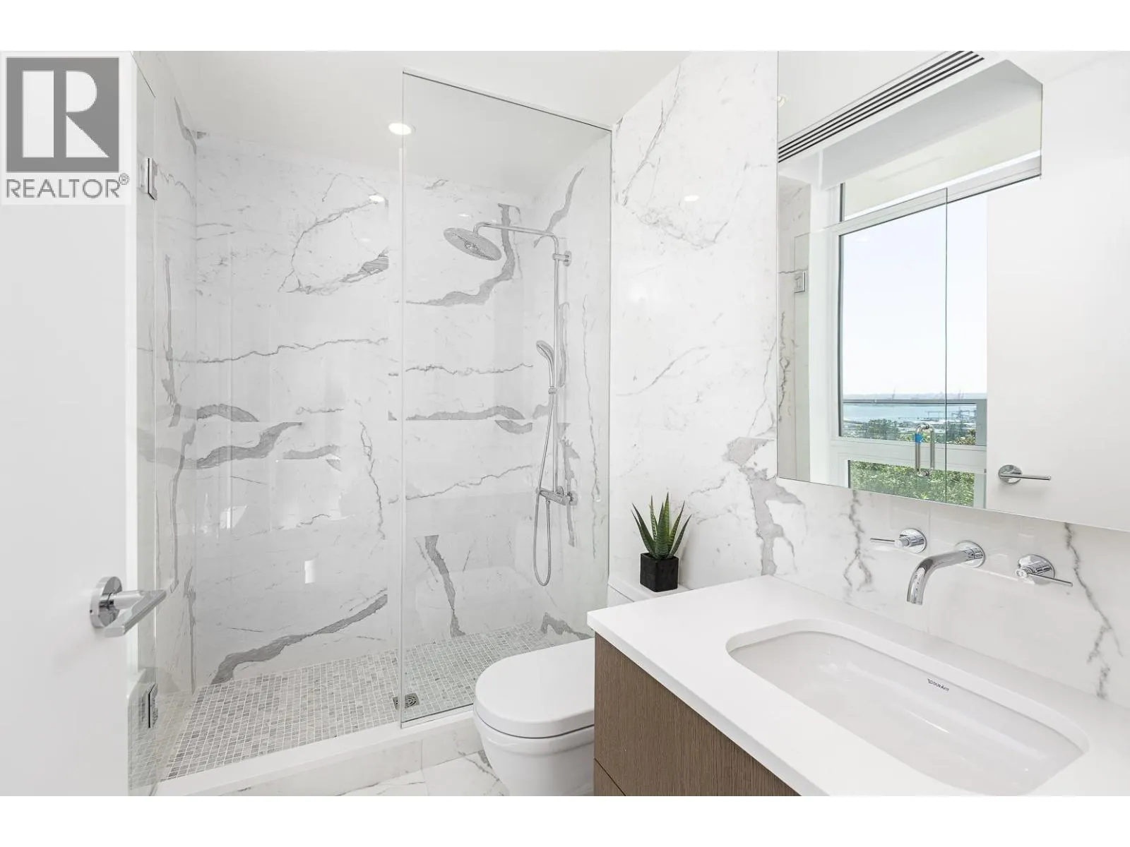 2201 1632 LIONS GATE LANE