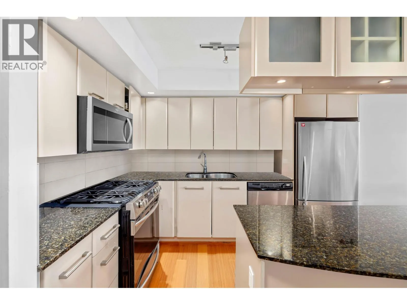 602 683 W VICTORIA PARK