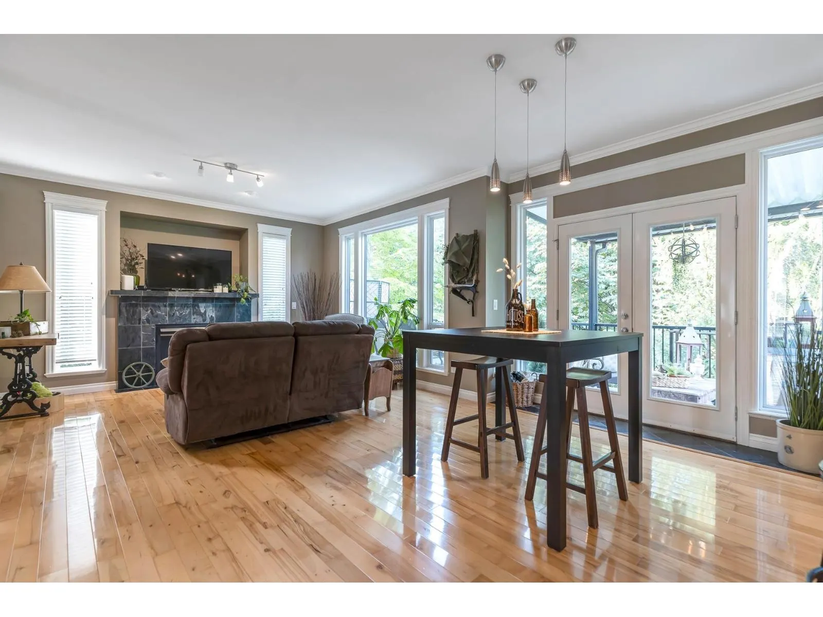 17 33925 ARAKI COURT