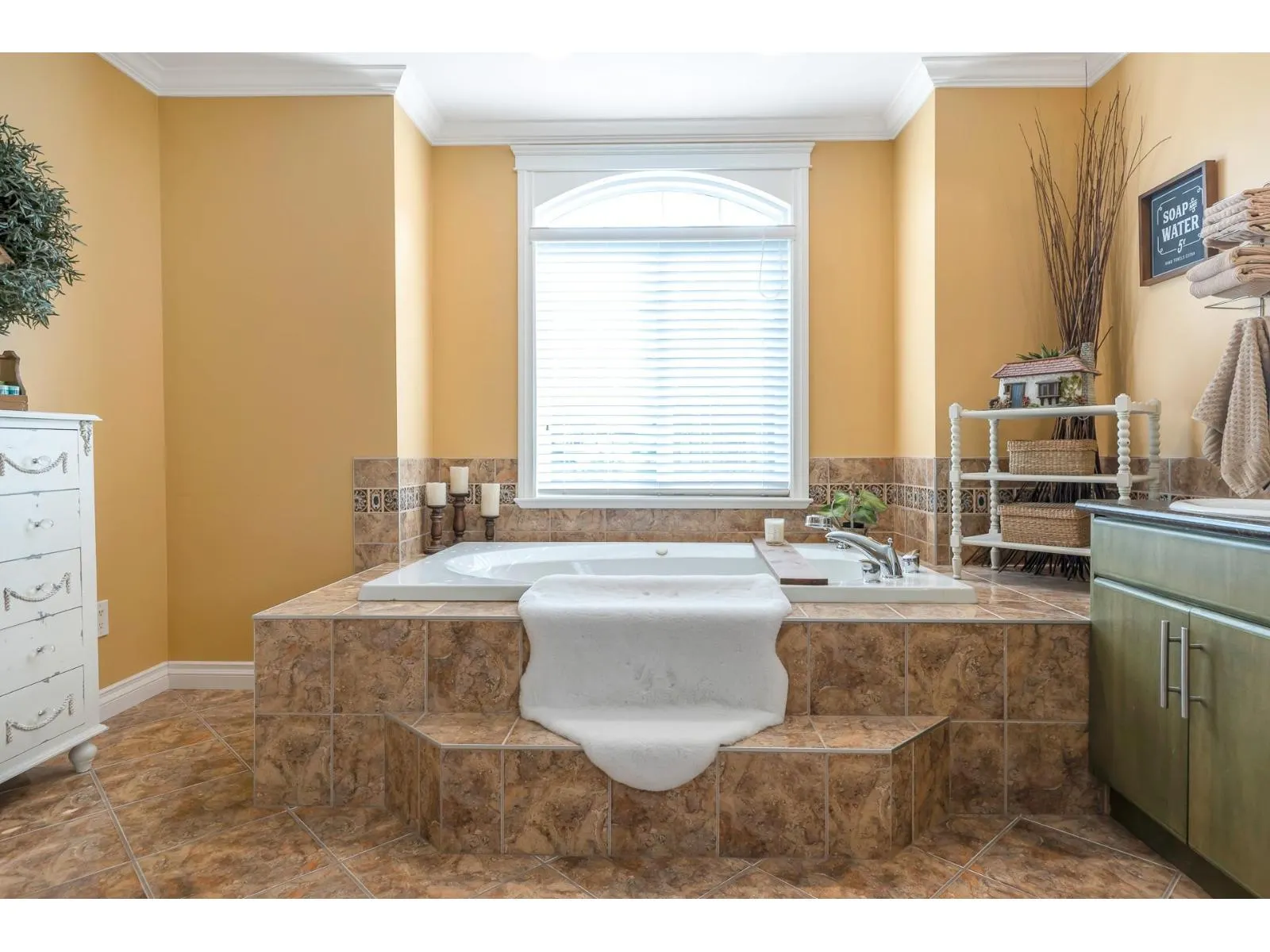 17 33925 ARAKI COURT