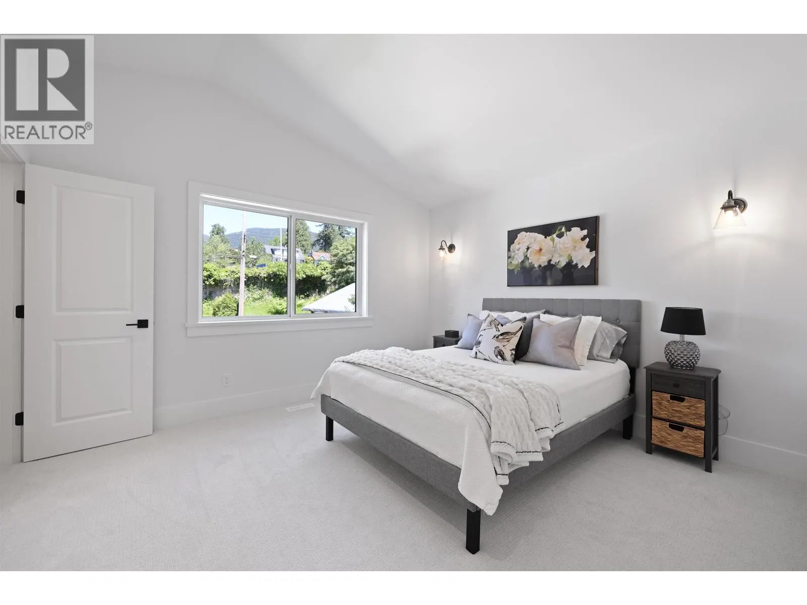 338 W 24TH STREET