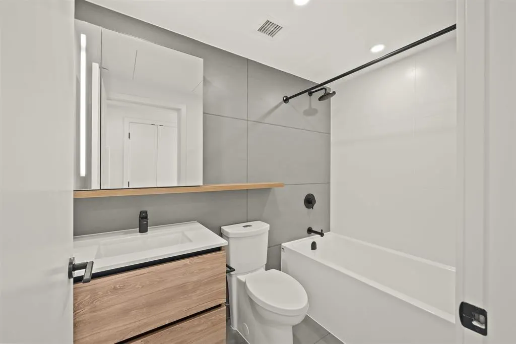 2208 13428 105 AVENUE